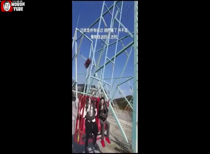 Video :In China, a visitor fractures both of his legs while swinging (Warning - disturbing)